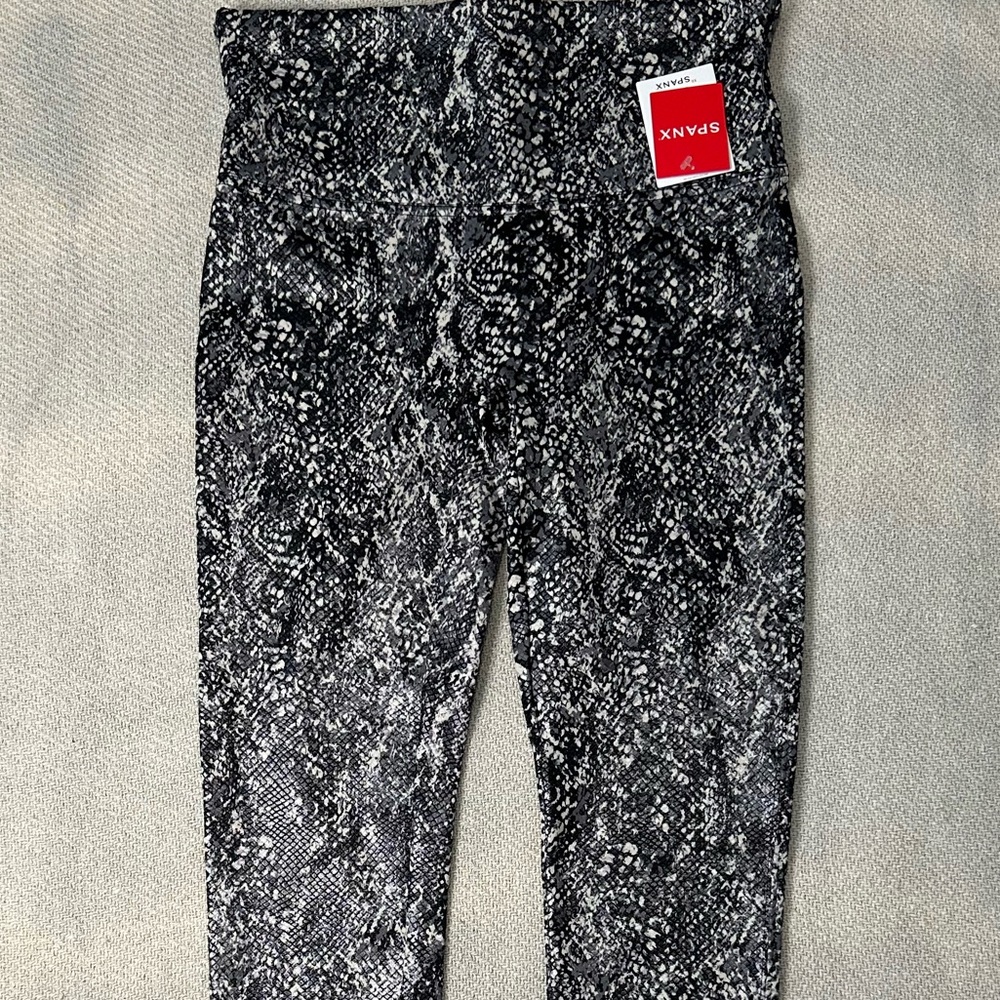 SPANX Faux Leather Snake Shine Leggings Size Large NWT Grey Pants - Picture 2 of 9